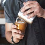 Tasse-caf-blanche-plate-tasse-eau-en-verre-73-tasse-caf-boutique-bouteille-bleue-du-m.jpg_