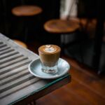 Tasse-caf-blanche-plate-tasse-eau-en-verre-73-tasse-caf-boutique-bouteille-bleue-du-m.jpg_