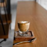 Tasse-caf-blanche-plate-tasse-eau-en-verre-73-tasse-caf-boutique-bouteille-bleue-du-m.jpg_